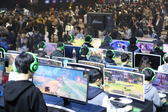 국내 최대 게임 전시회인 지스타가 17일 부산 벡스코에서 막을 올렸다. 관람객들이 온라인게임을 즐기고 있다. 국내외 업계의 내년 트렌드를 볼 수 있는 자리로 미국·일본 등 35개국의 게임 개발·유통사 등 653곳이 참여해 신작을 선보였다. 연합뉴스